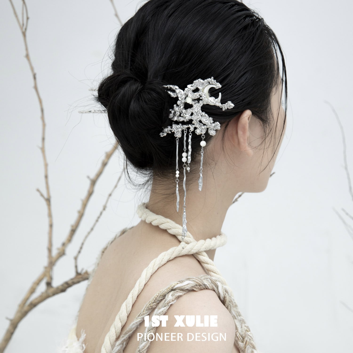 MYTH OF THE MOON Black Shell Tassel Hairpin