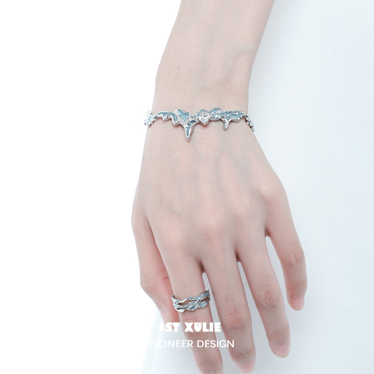 THE SEA Pull-out Chain Bracelet